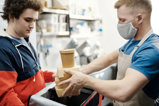 Kurýr při rozvozu